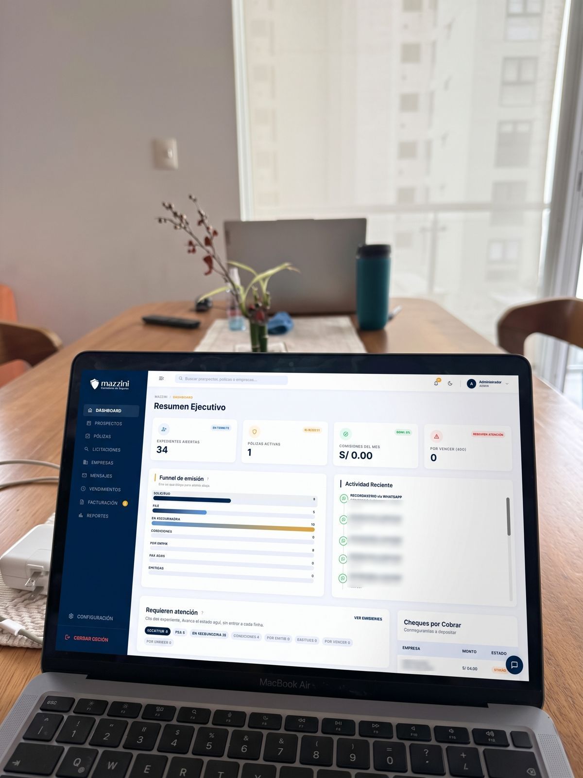 Portal de Mazzini en una laptop sobre una mesa de trabajo